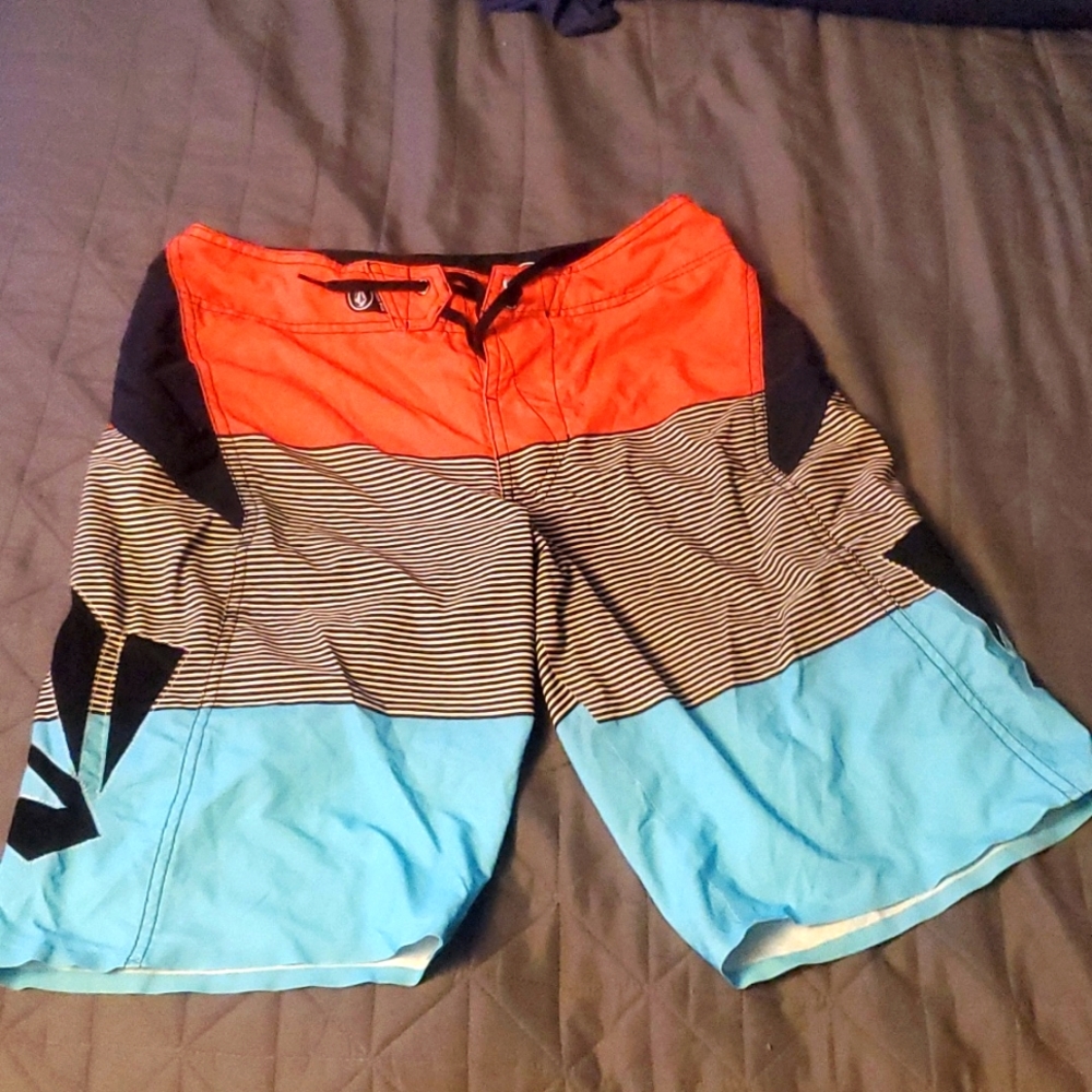 VOLCOM multi-colored stretch boardshortsize 30